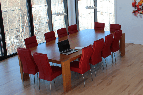 Table fait avec les matériaux recyclés